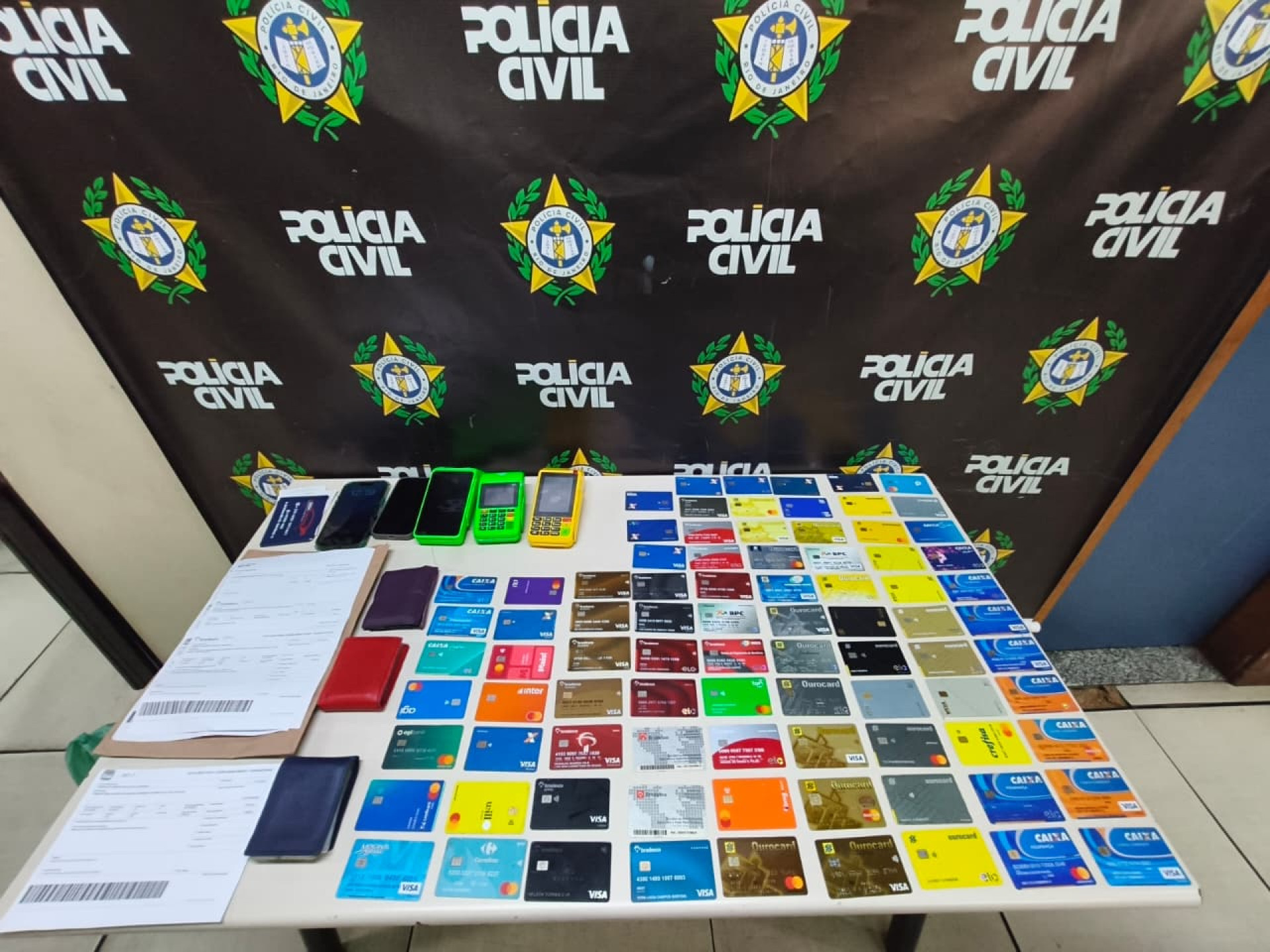 Polícia prende dupla que aplicava golpes bancários na região do Caju