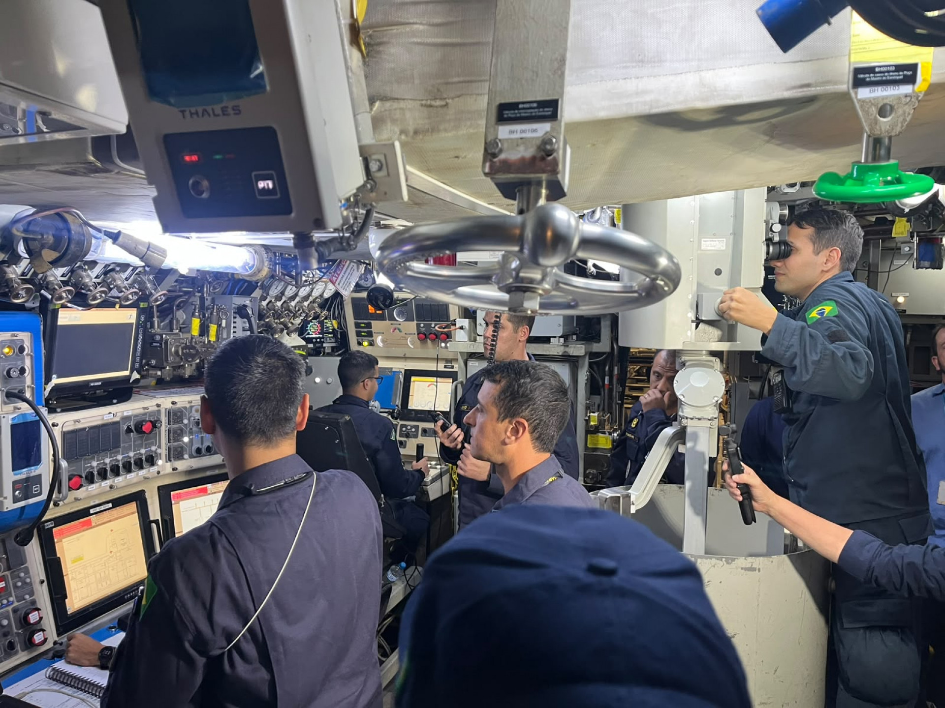 Militares, engenheiros e técnicos acompanham os parâmetros de equilíbrio, estabilidade e mais - Rodrigo T Ribeiro / Agência O DIA