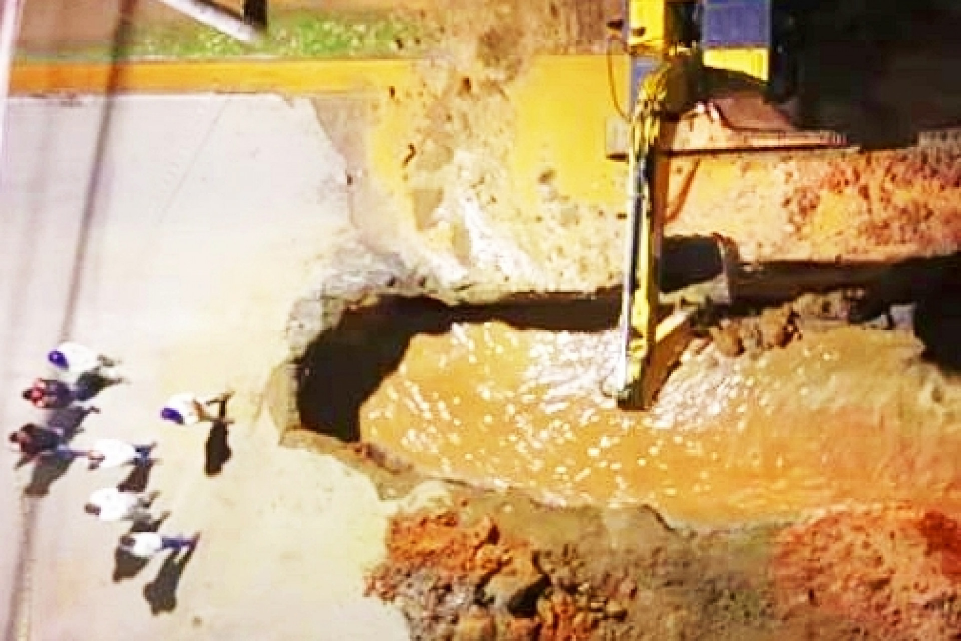 Cratera interdita trecho de avenida em Rio das Ostras