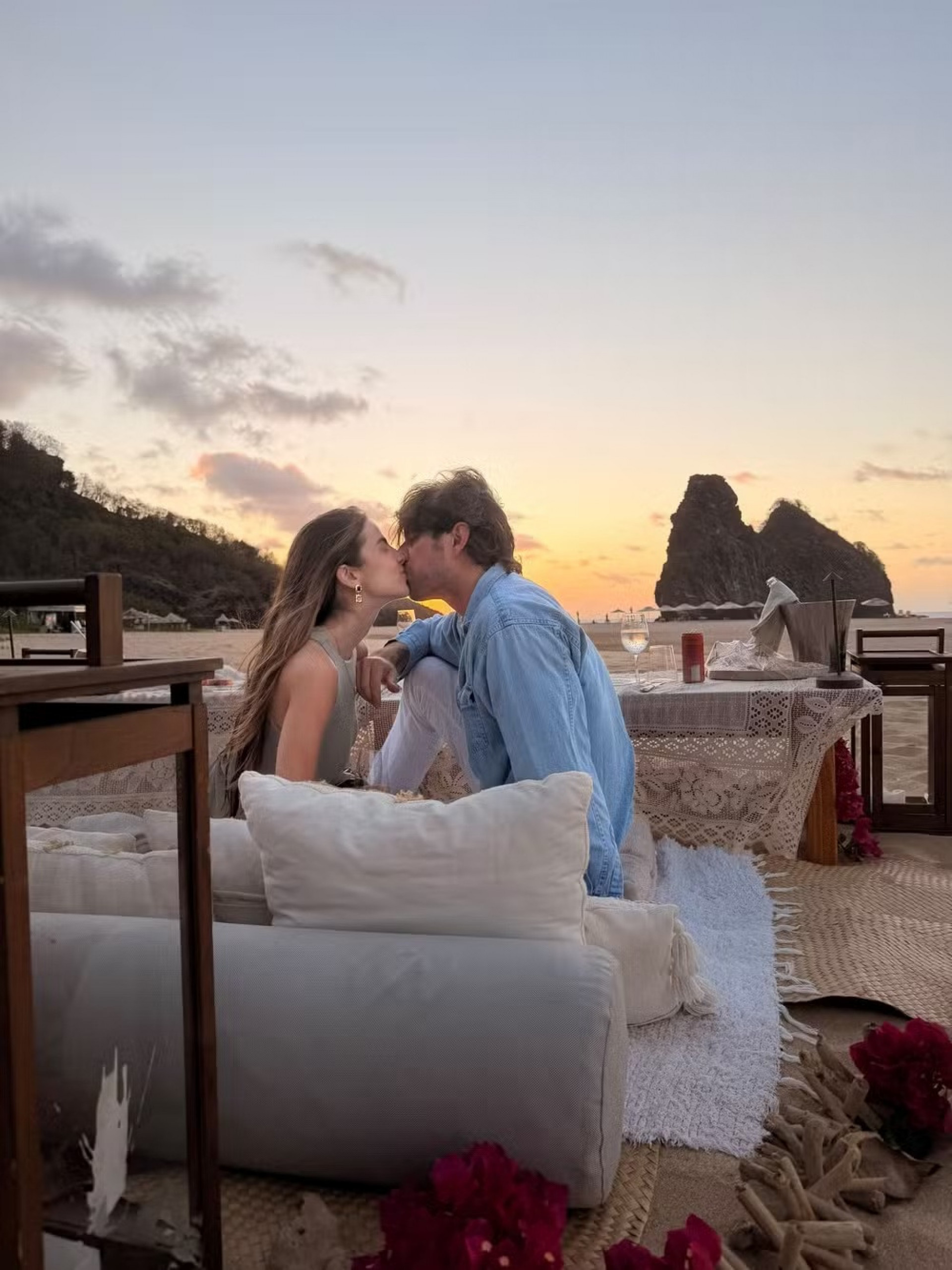 Giulia Be e Conor Kennedy vão de penetras a casamento em Noronha