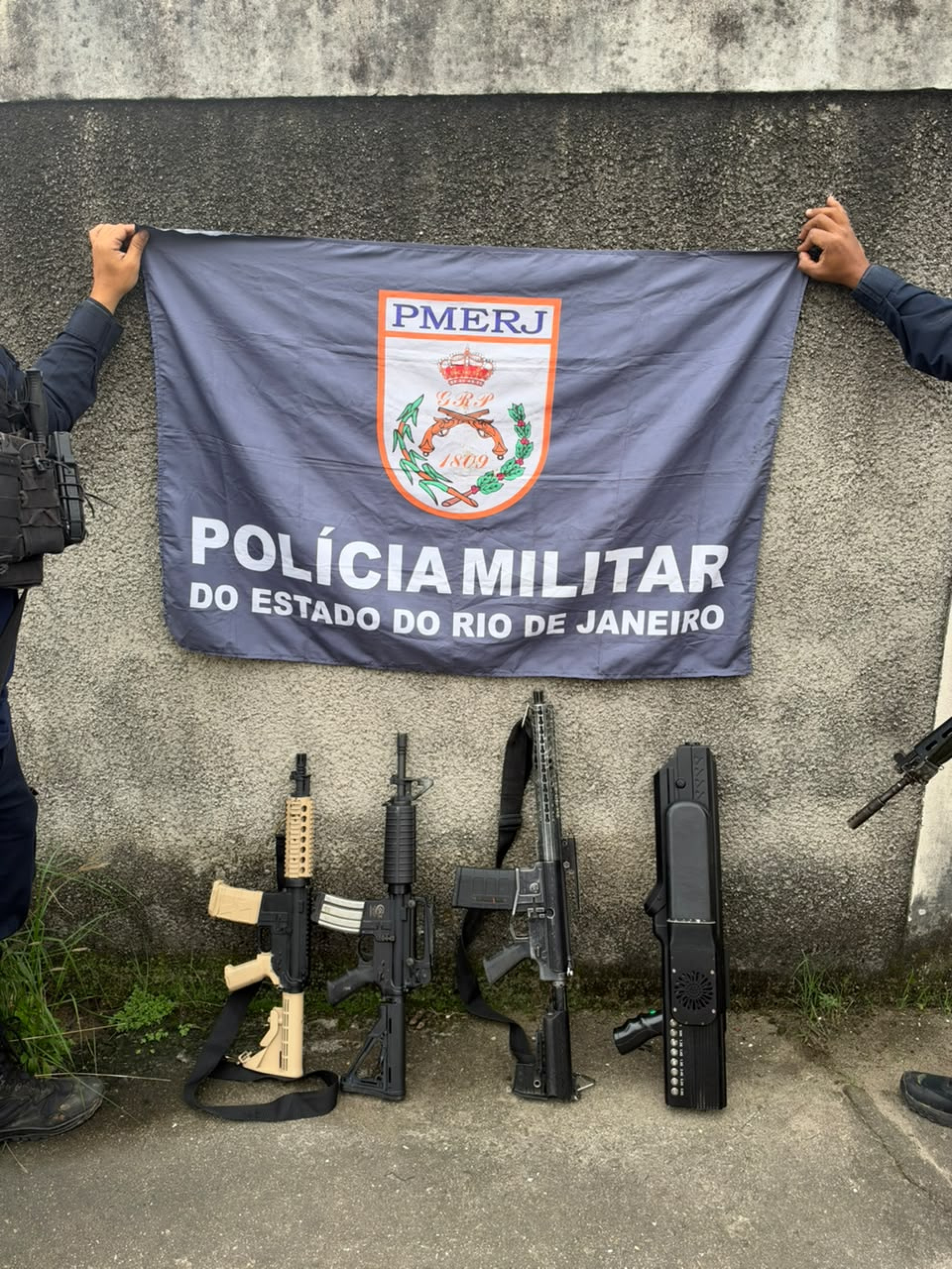 PM apreende três fuzis e equipamento antidrone na Zona Norte