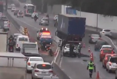 Acidente entre moto, carreta e carro deixa um morto na Avenida Brasil