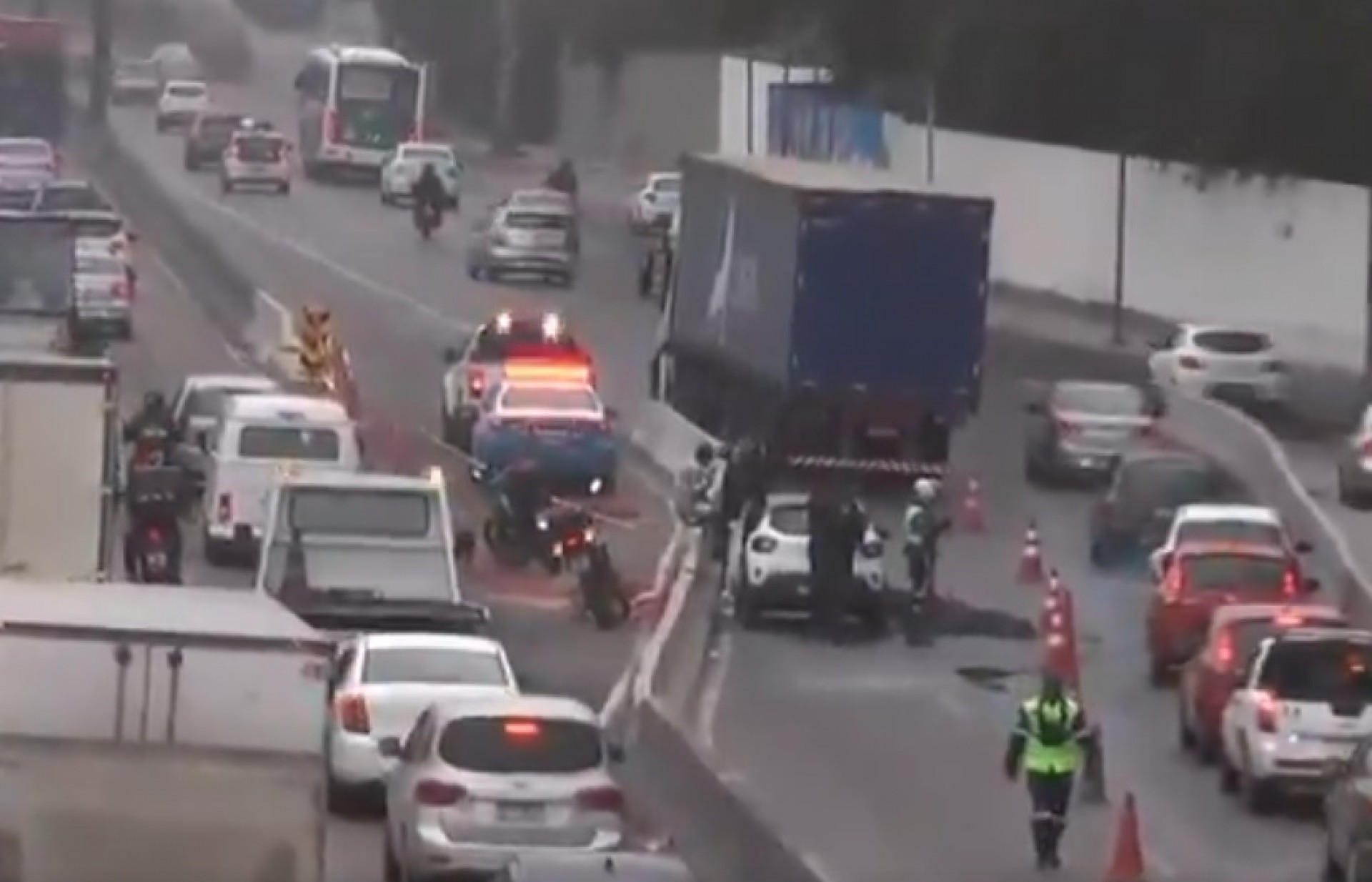 Acidente entre moto, carreta e carro deixa um morto na Avenida Brasil