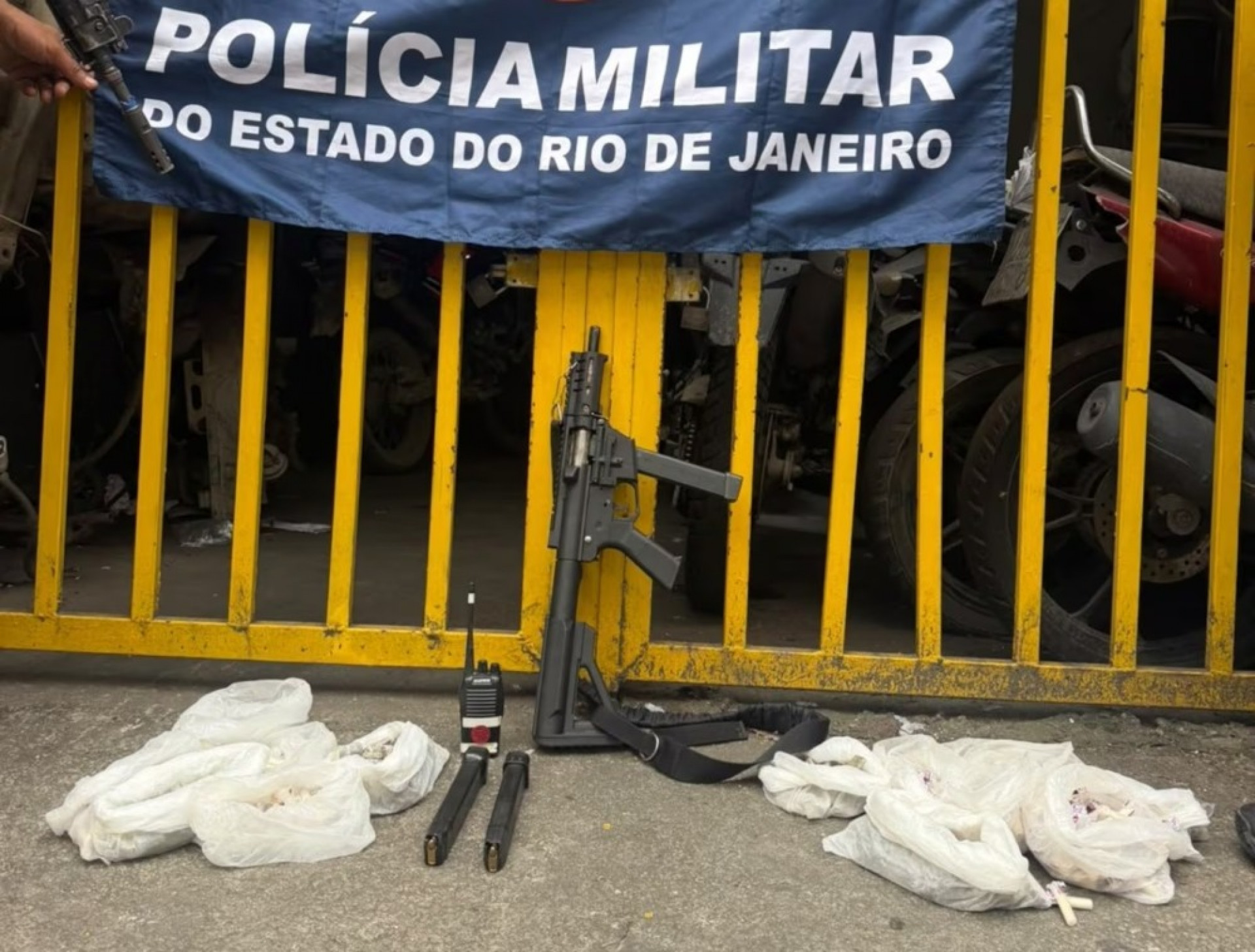 PM apreende metralhadora e prende dois suspeitos no Miriambi