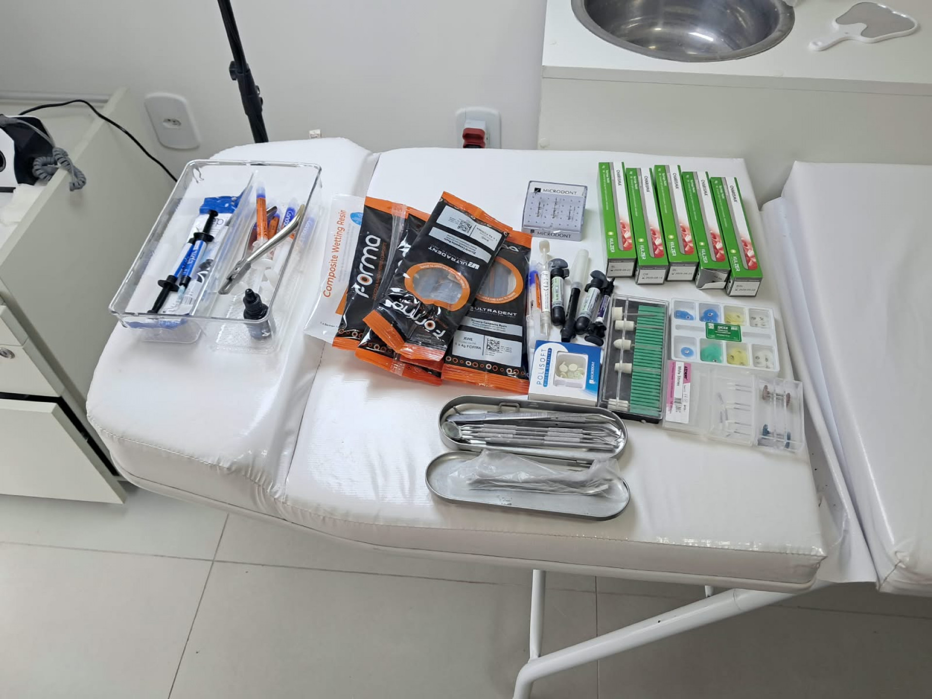 Policiais apreenderam materiais odontológicos durante a fiscalização - Reprodução
