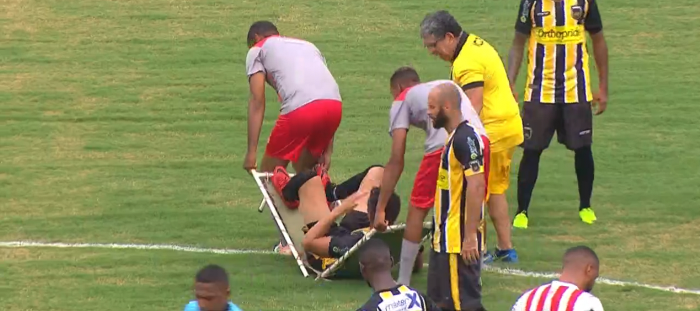 Jogador lesionado cai da maca - Reprodução / TV