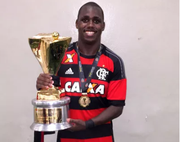 Cafu com o troféu da Copinha de 2016