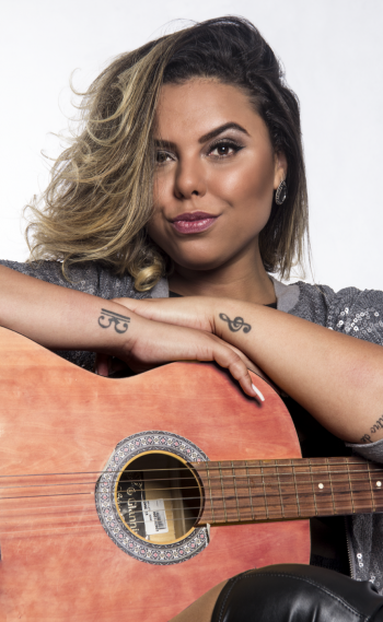 Cantora comanda bloco sertanejo