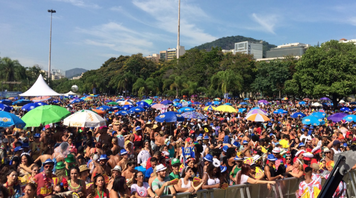 Foli&otilde;es lotam o Aterro do Flamengo para o bangalafumenga 