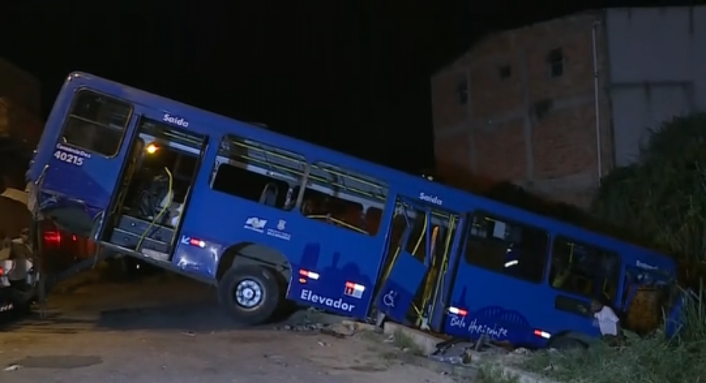 Acidente com ônibus deixou vítimas fatais em Minas Gerais. veículo cai em córrego - Reprodução TV Globo