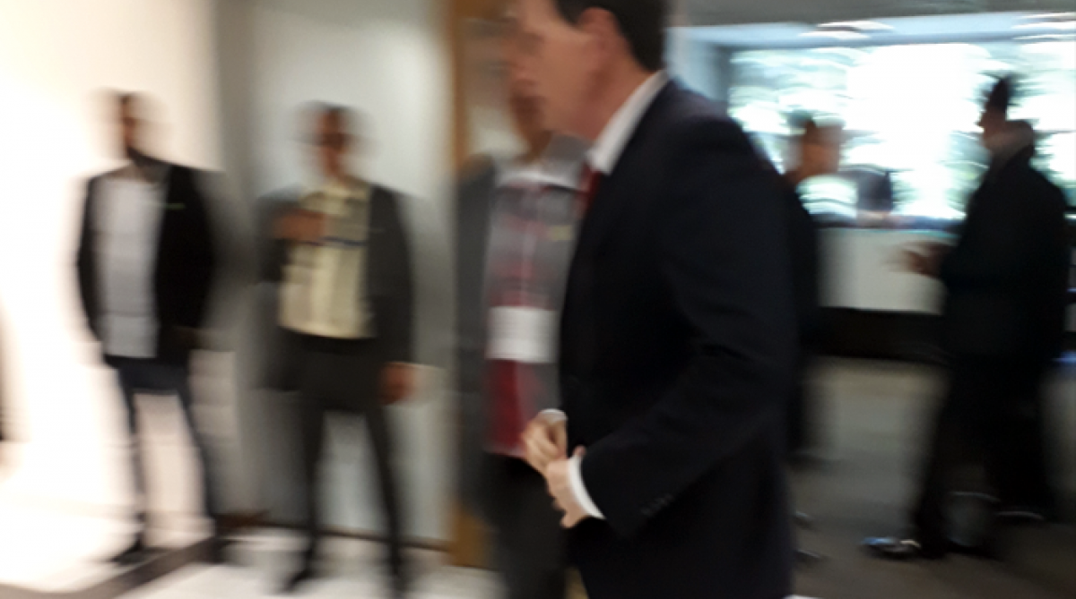 Crivella segue em direção ao elevador do Palácio Guanabara enquanto é hostilizado por Pai Uzêda. Prefeito não reagiu