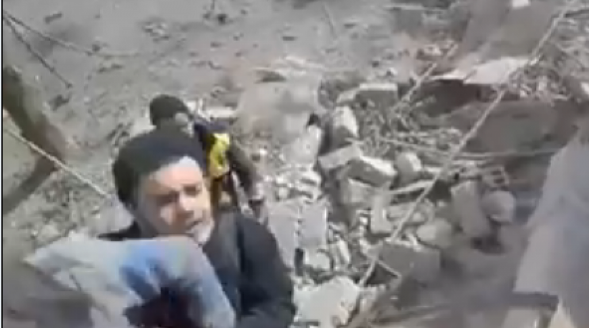 Vídeo mostra sírios tentando se proteger após bombardeio - Reprodução Twitter