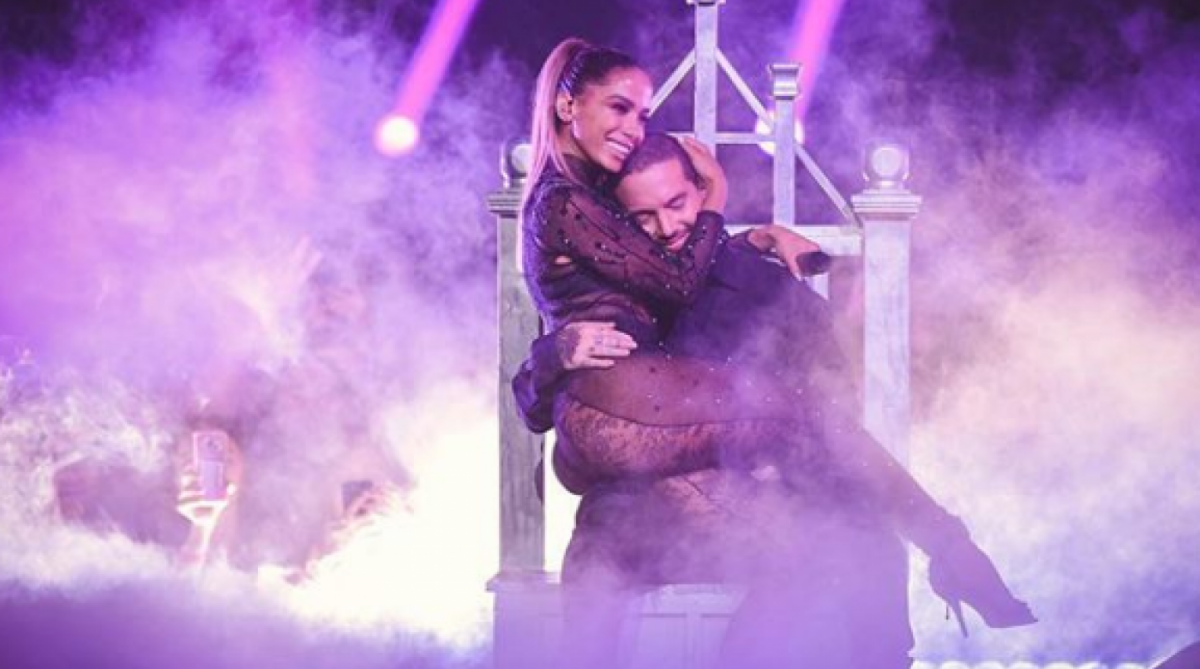 Anitta e J.Balvin em apresentação de Machika no Premio Lo Nuestro, em Miami