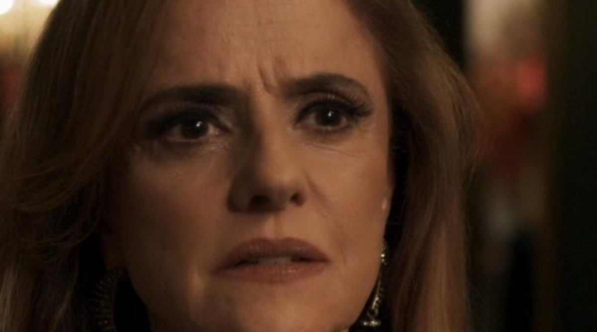 L&iacute;via apresenta novo namorado &agrave; fam&iacute;lia e internautas debocham da rea&ccedil;&atilde;o de Sophia  - Reprodu&ccedil;&atilde;o TV Globo 