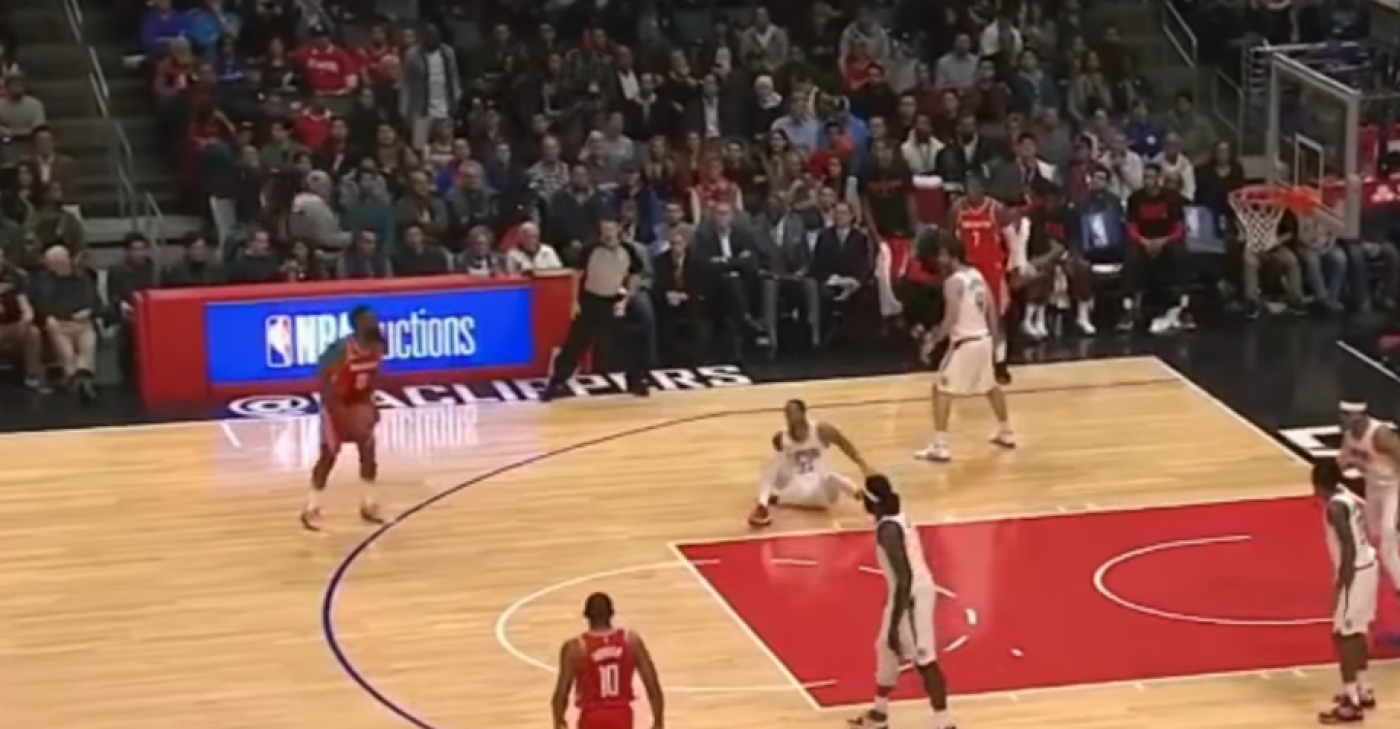 James Harden tira onda com adversário e faz linda jogada - Reprodução 