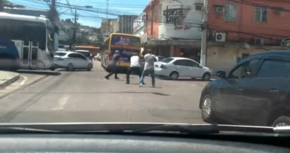 V�deo mostra policiais atirando contra criminosos em cruzamento de Duque de Caxias