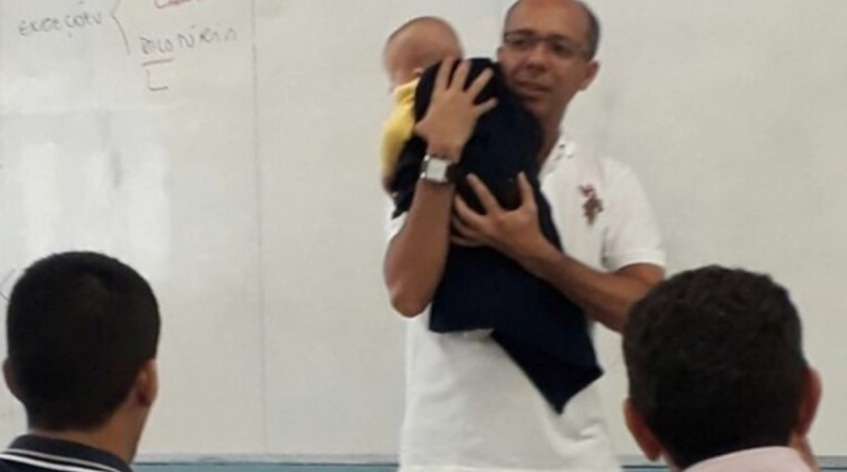 Professor universit&aacute;rio acalma beb&ecirc; e v&iacute;deo viraliza - Reprodu&ccedil;&atilde;o