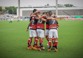 Flamengo vence Portuguesa por 4 a 0 e encara o Flu na semi