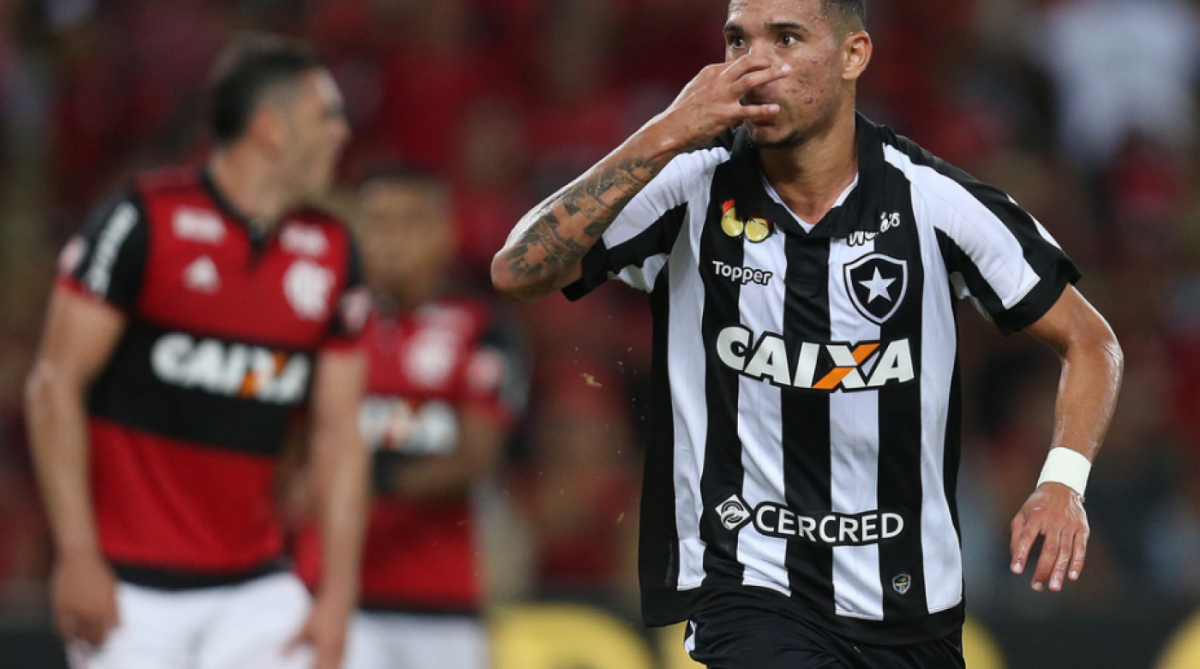 Luiz Fernando faz comemoração polêmica no clássico contra o Flamengo