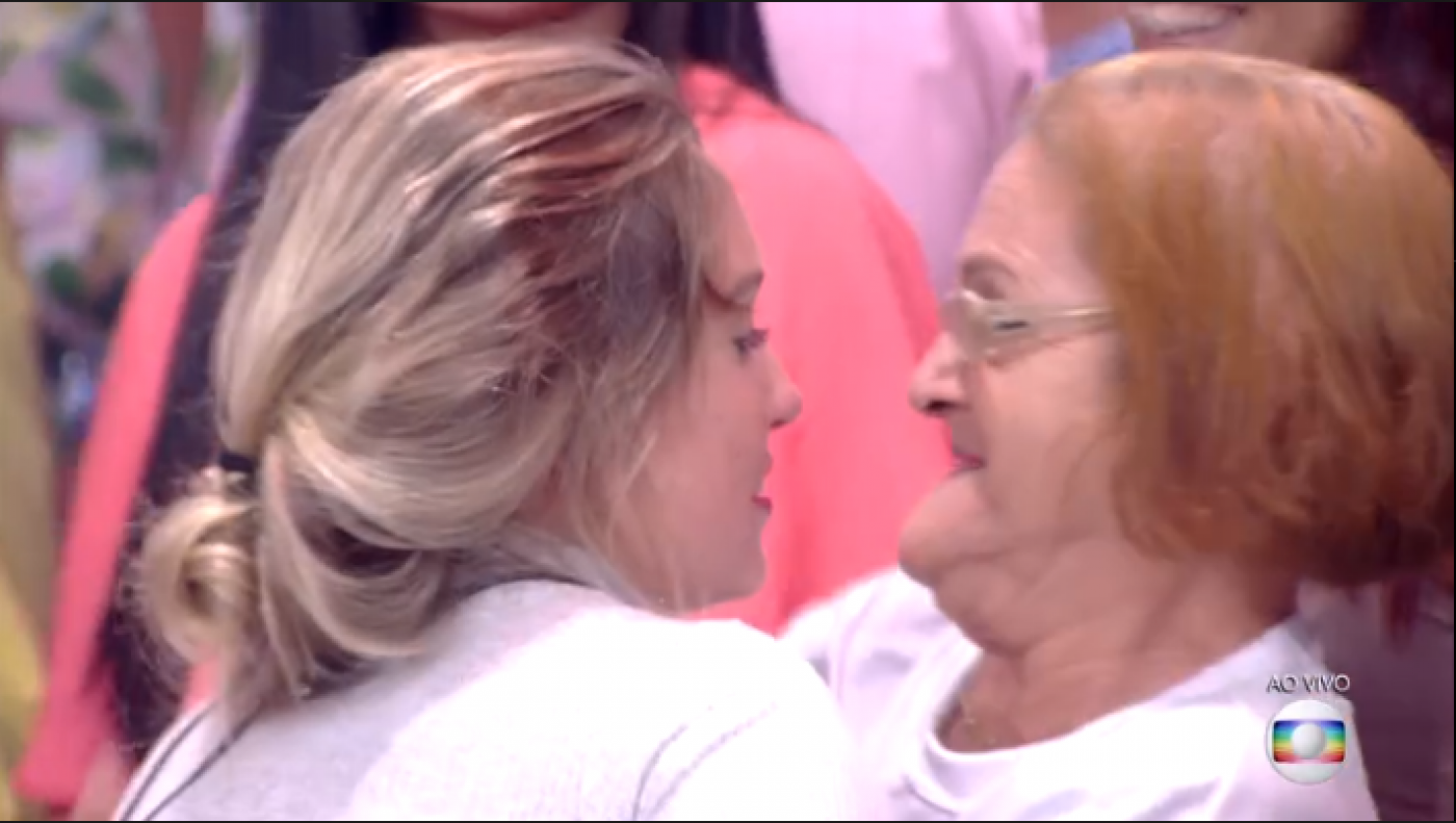 Jéssica abraça suposta figurante acreditando que ela faz parte da família de Kaysar - Reprodução