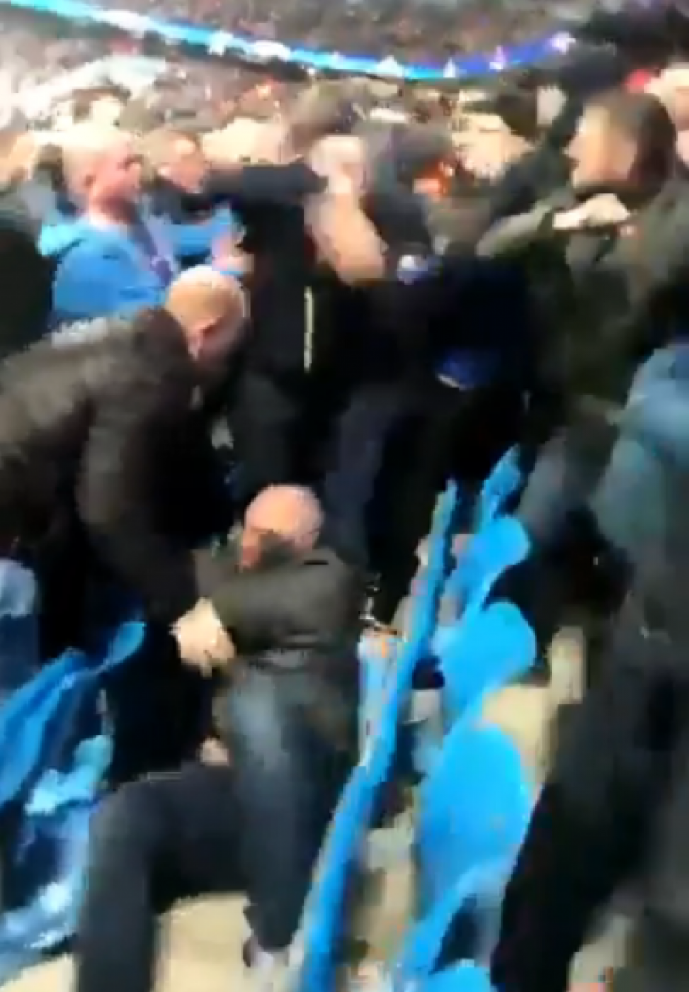 confusão entre torcedores do Manchester City e Liverpool - Reprodução