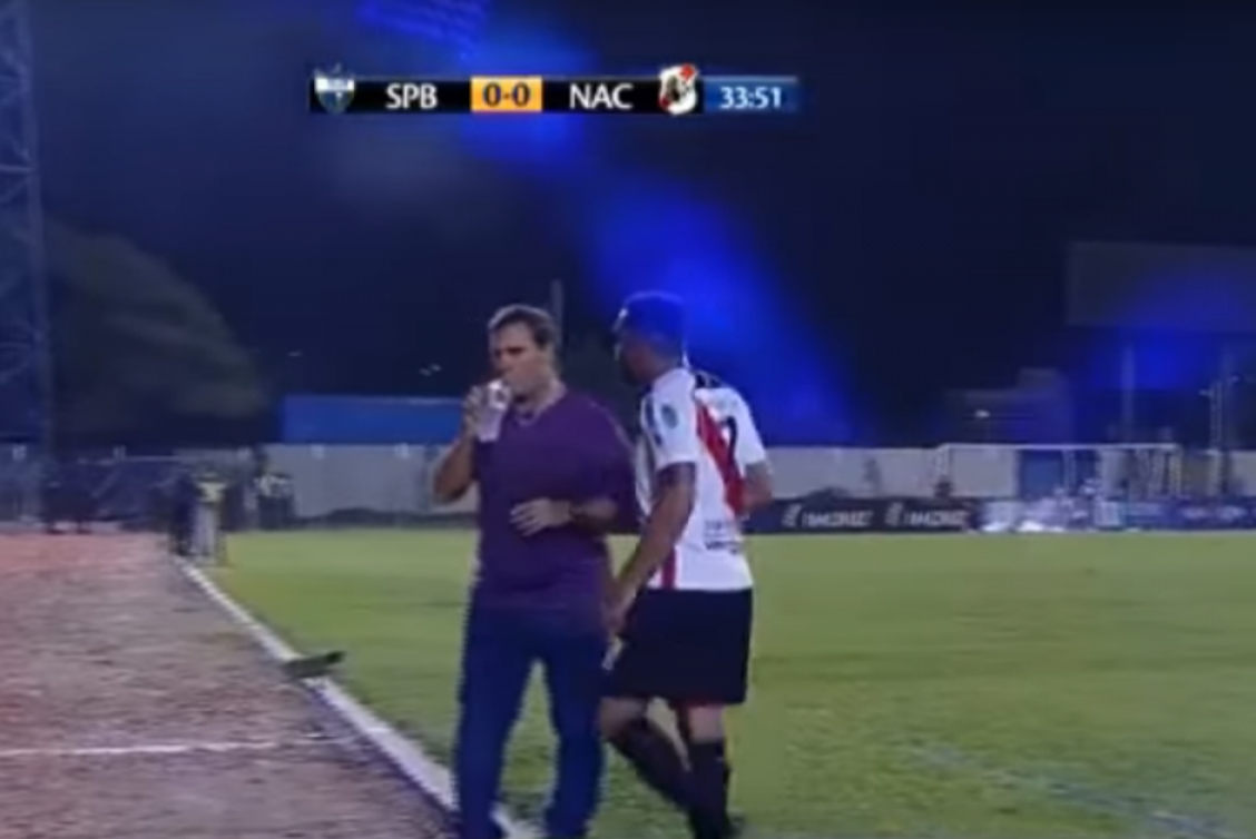 Thiago Santos agride treinador ap�s substitui��o 