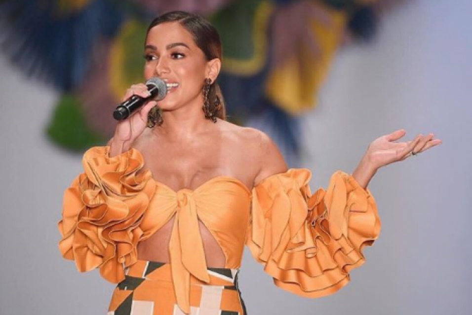 Anitta arrasa no S�o Paulo Fashion Week 