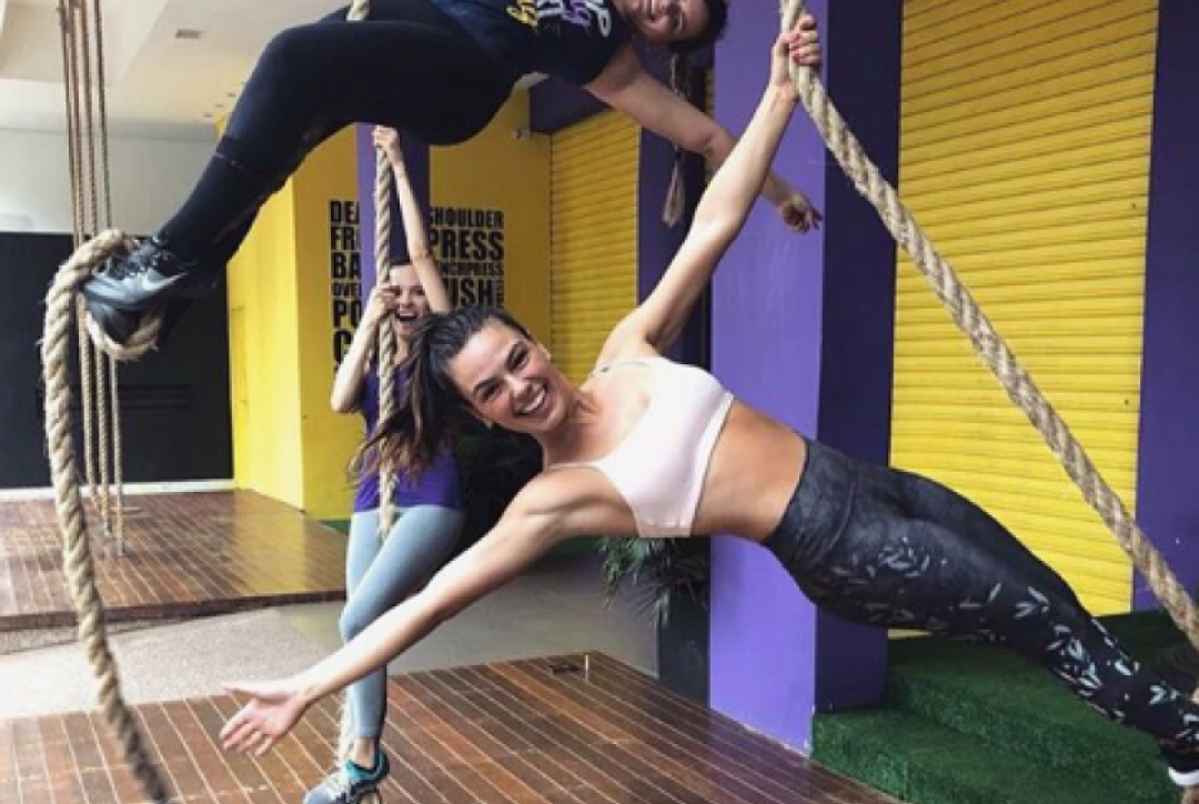 Gr�vida, Isis Valverde exibe corp�o em aula de crossfit