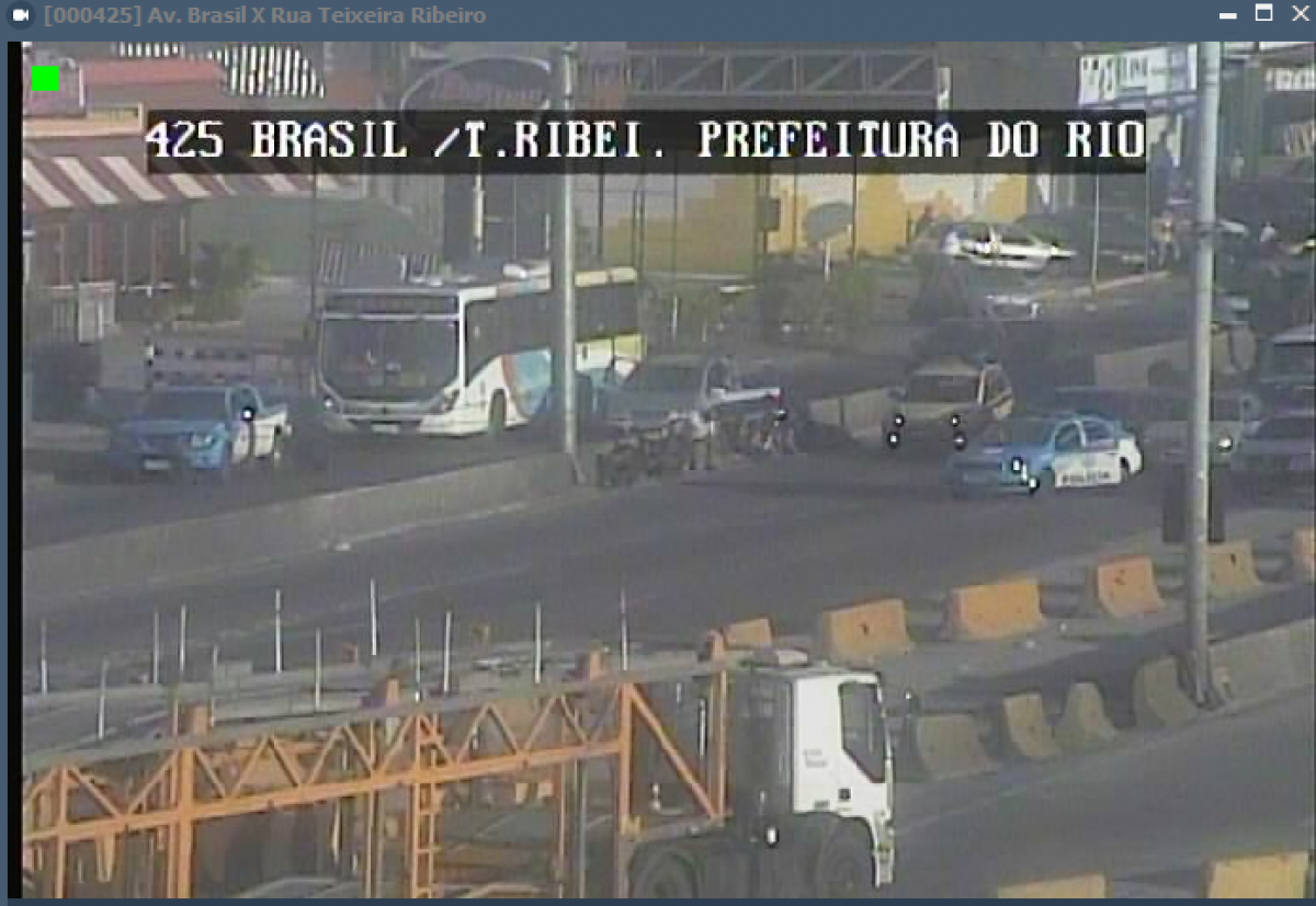 Avenida Brasil foi fechada após ação policial - Reprodução Centro de Operações