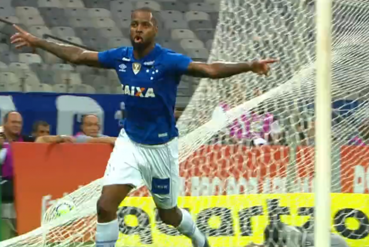 Dedé comemora gol da vitória do Cruzeiro sobre o Botafogo