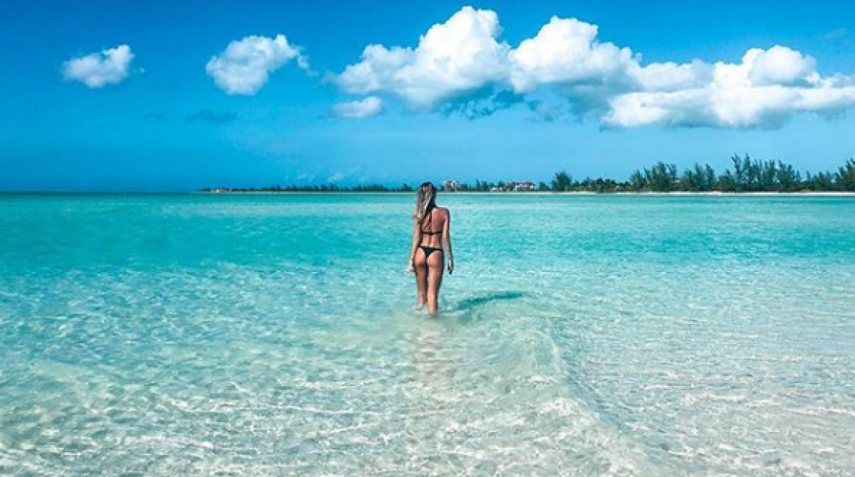 Ana Paula Siebert exibe corpão nas Ilhas Turcas e Caicos