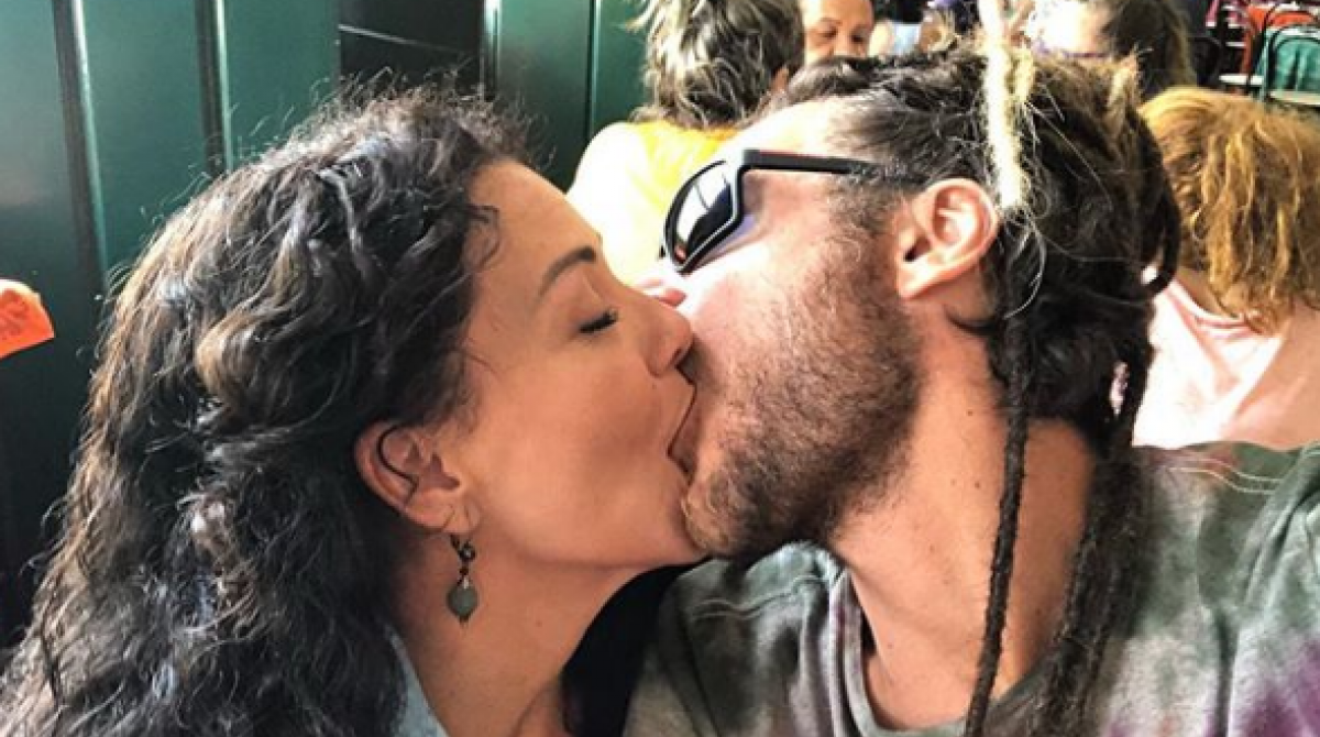 Emilio Dantas dá beijão em Fabiula Nascimento nos bastidores de Segundo Sol
