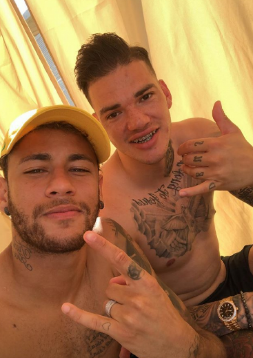 Neymar curte dia de folga com parceiros da Seleção