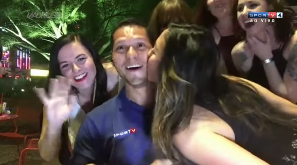 Repórter foi xavecado por mulheres durante transmissão ao vivo para o SporTV - Reprodução Youtube