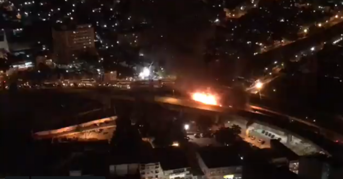 Inc&ecirc;ndio em &ocirc;nibus interditou viaduto de Madureira - Reprodu&ccedil;&atilde;o