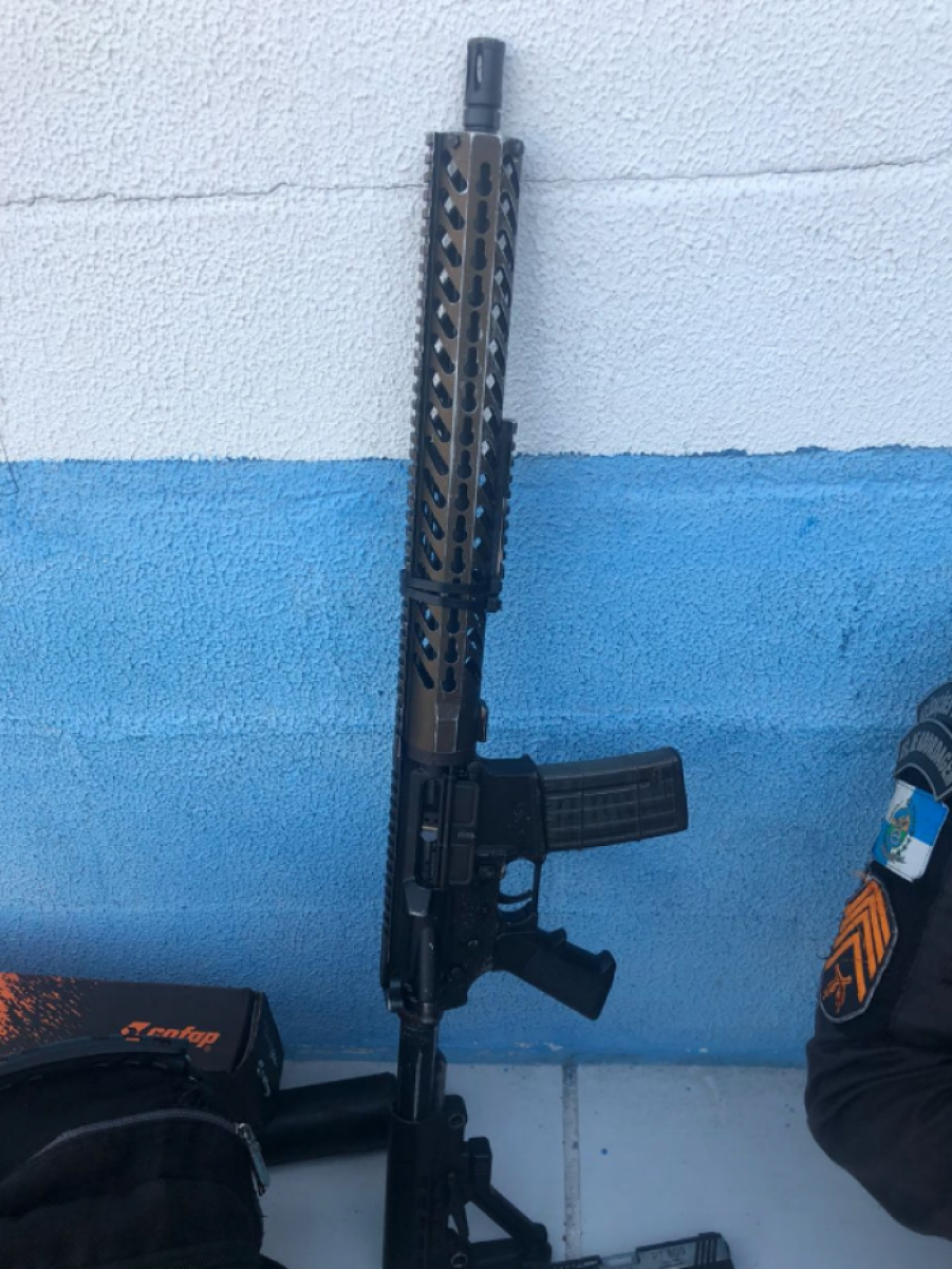 Policias militares apreenderam diversos materiais durante operação contra o tráfico de drogas na comunidade do Chapadão