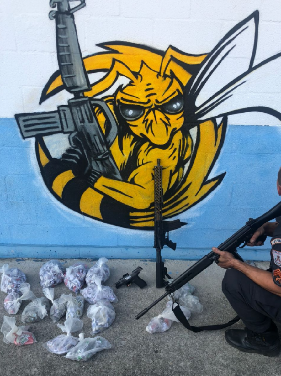 Policias militares apreenderam diversos materiais durante operação contra o tráfico de drogas na comunidade do Chapadão