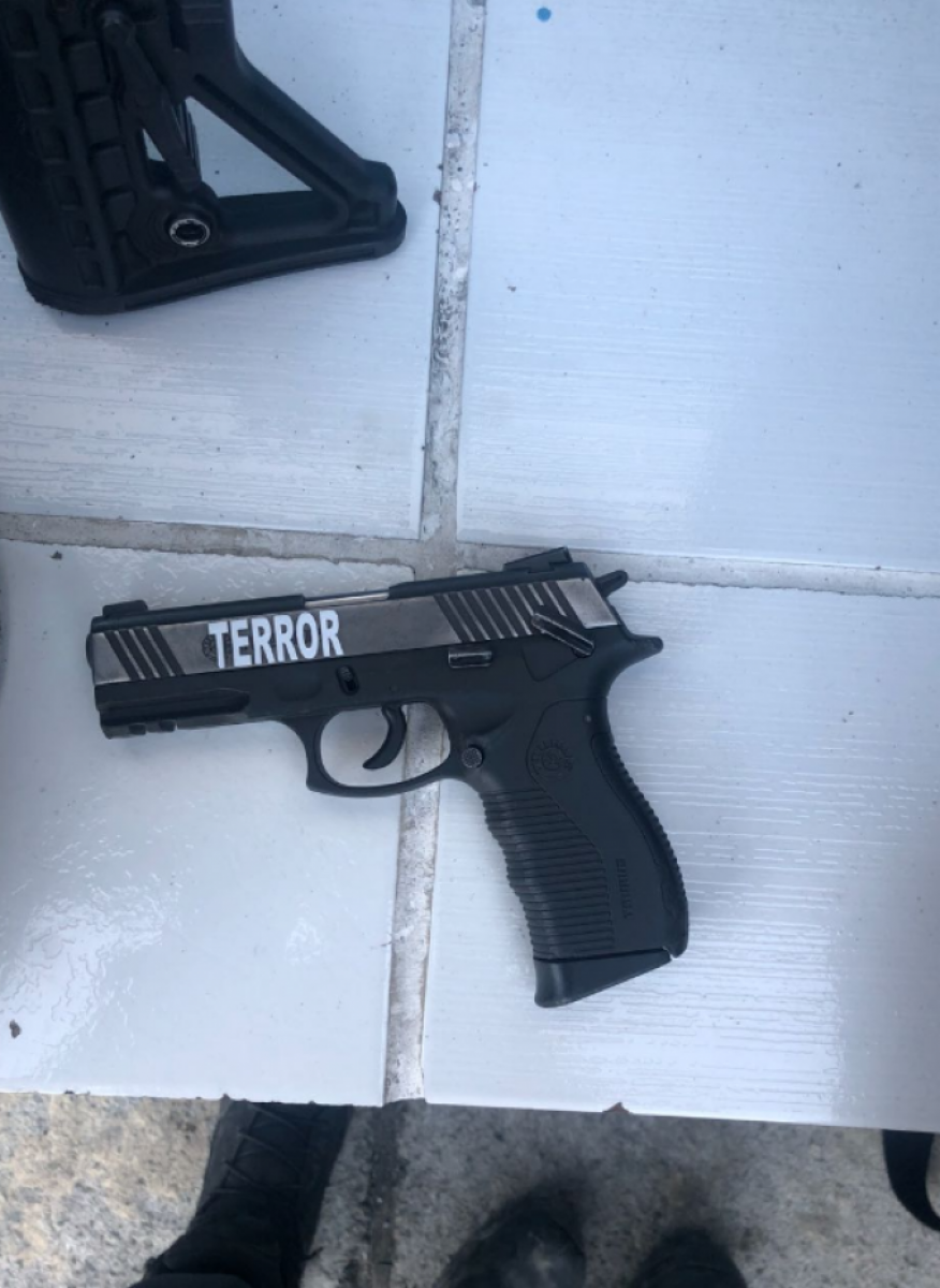 Policias militares apreenderam diversos materiais durante operação contra o tráfico de drogas na comunidade do Chapadão