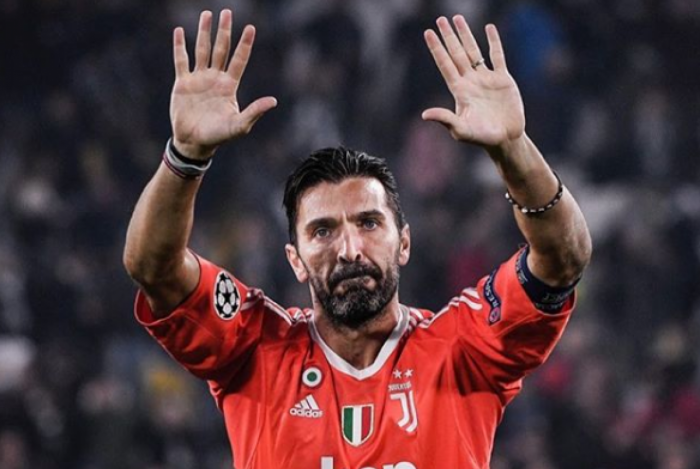 Buffon chega a Paris para assinar com PSG