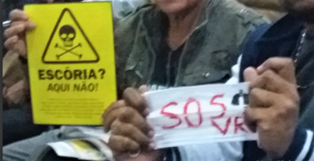 Durante audi&ecirc;ncia em Volta Redonda, l&iacute;deres comunit&aacute;rios usaram m&aacute;scara em sinal de protesto contra a polui&ccedil;&atilde;o
