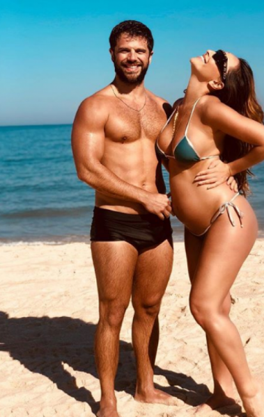 Sabrina Sato exibe barrig&atilde;o em domingo de praia 