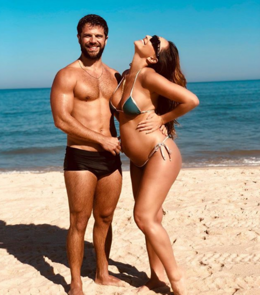 Sabrina Sato exibe barrigão em domingo de praia