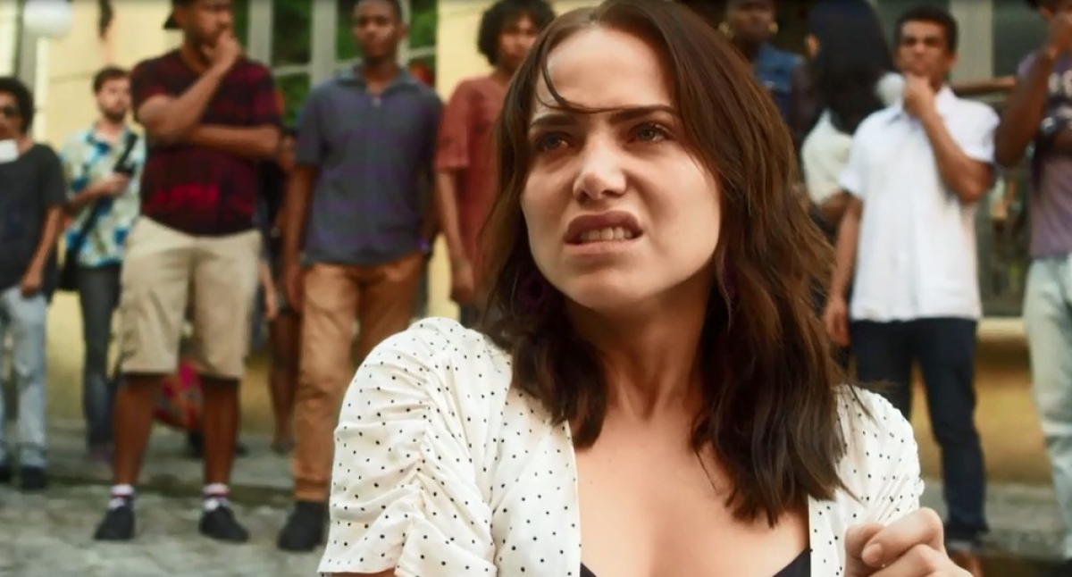 Rosa é expulsa de casa pelo pai quando ele descobre que ela é garota de programa