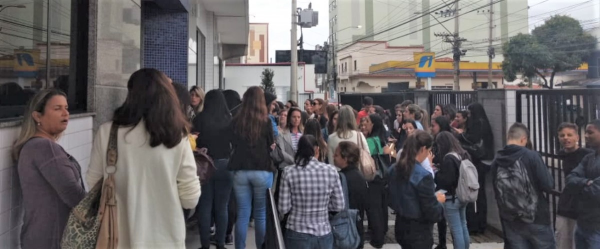 Alunos do Colégio São Vicente fazem protesto por demissões de