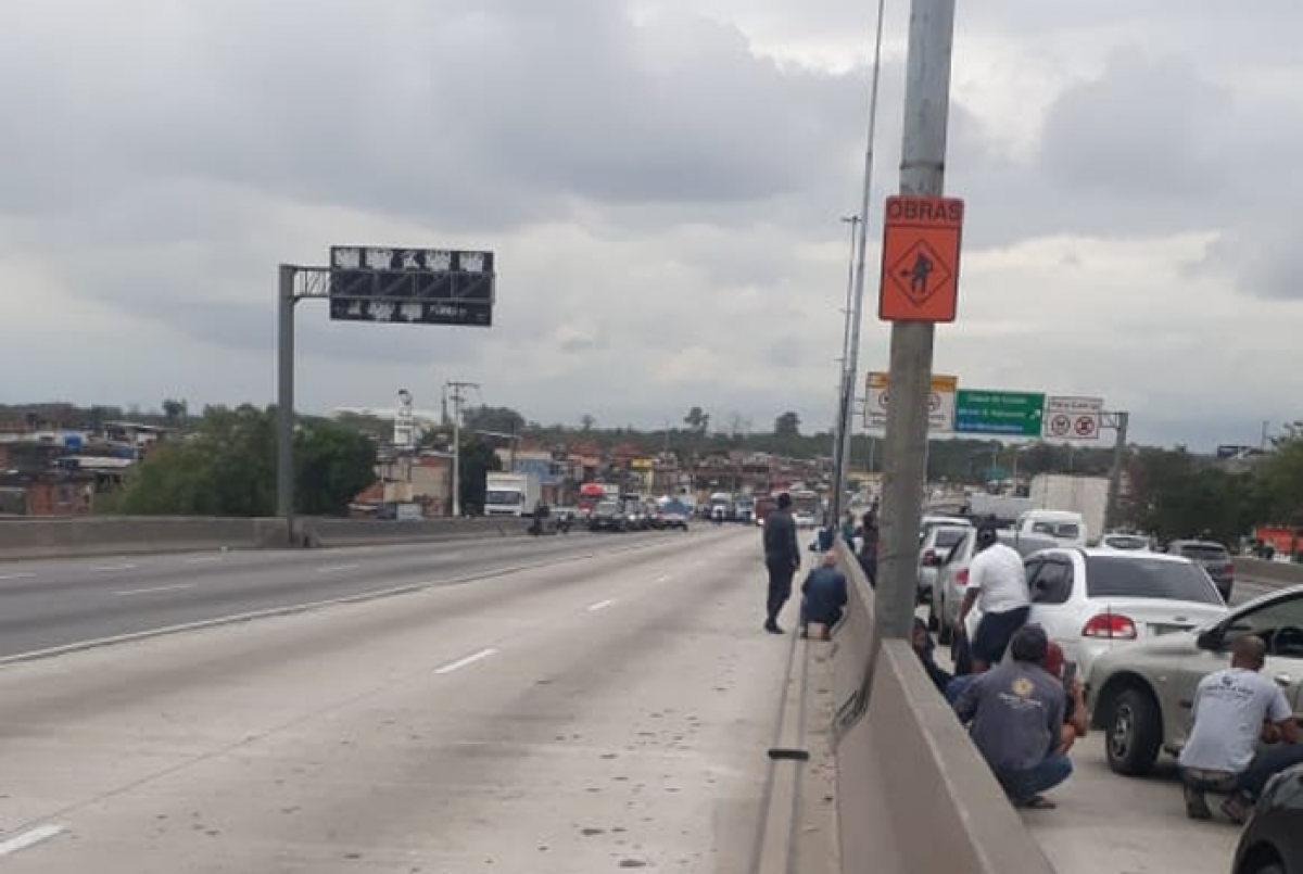 Motoristas se protegem na Avenida Brasil - WhatsApp O Dia
