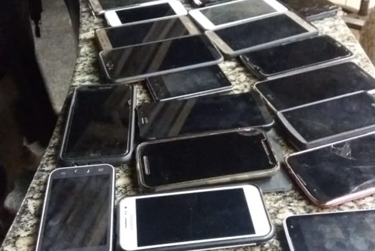  Agentes recuperaram 42 aparelhos celulares, além de carteiras, relógios e documentos das vítimas - Divulgação / PRF 