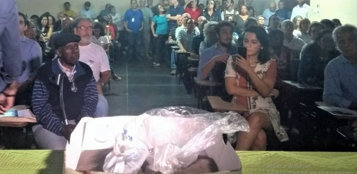 Moradores levaram pó preto, supostamente originário da CSN, em vidros, e depositaram numa caixa durante a reunião