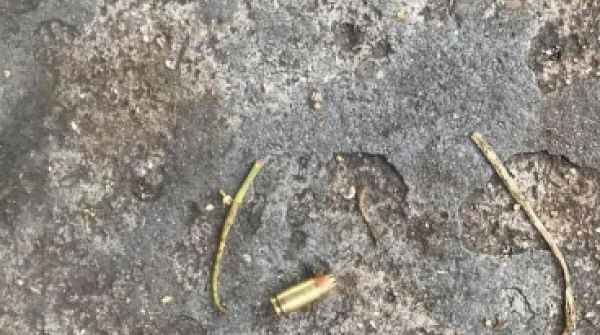 Testemunhas contaram que criminoso tentou atirar, mas a arma falhou e a bala caiu no chão 
