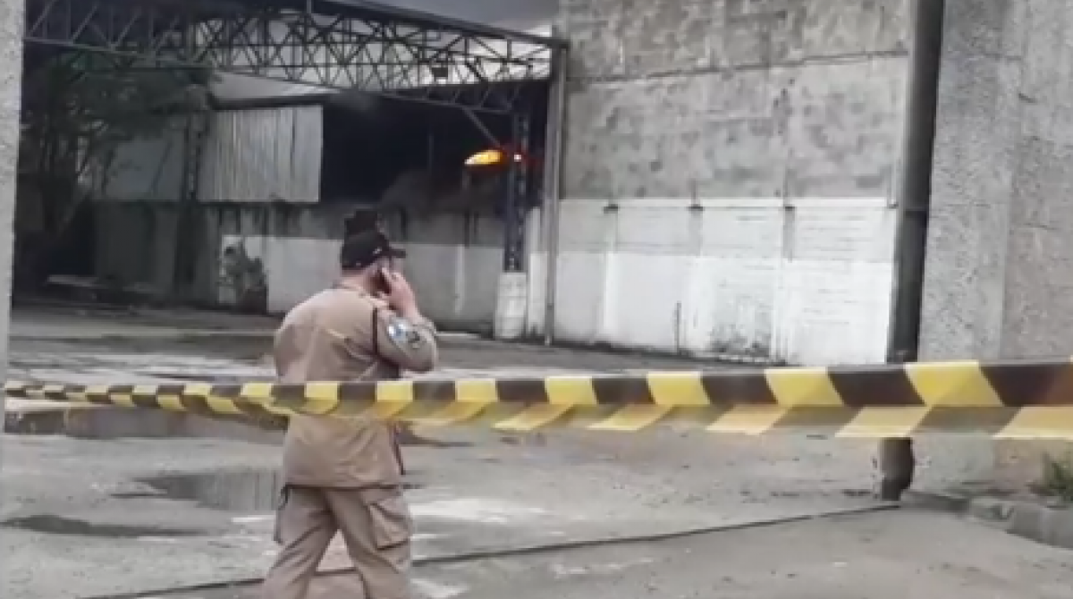 Incêndio atinge depósito de combustíveis em Duque de Caxias  - Reprodução TV Globo