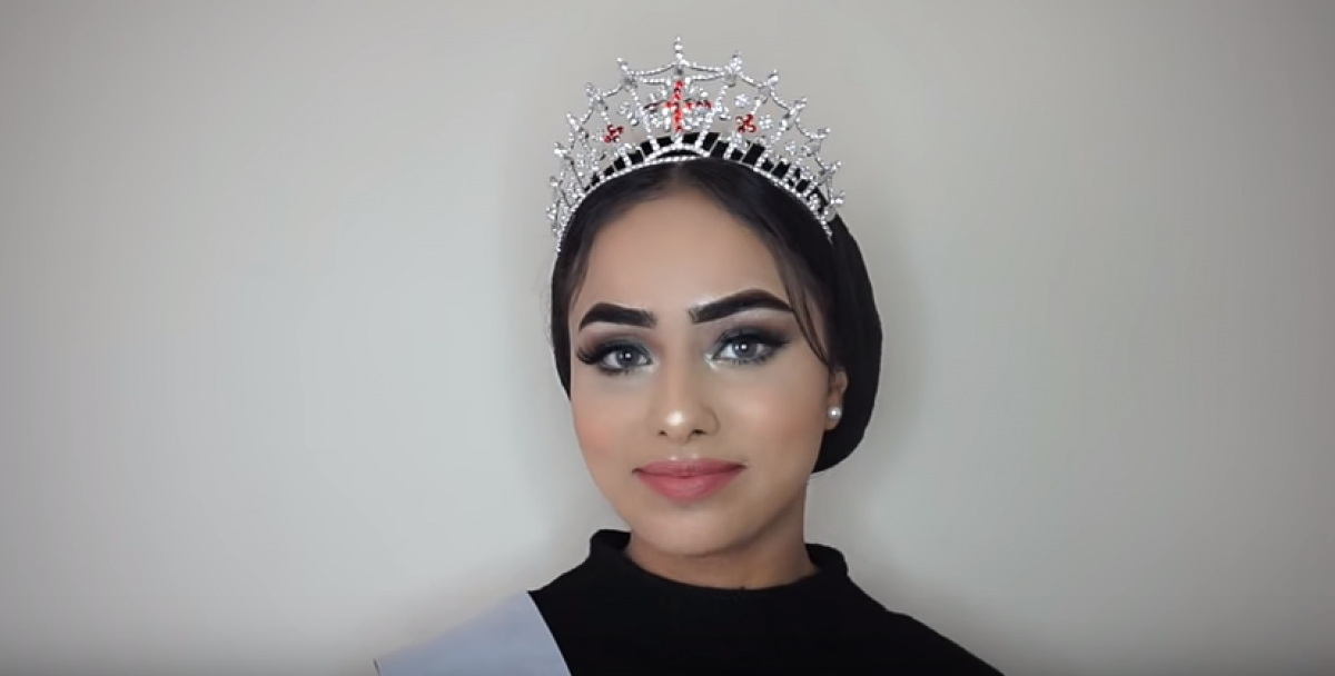 Sara Iftekhar tem 20 anos e será a primeira mulher a usar um véu na final do concurso de beleza Miss Inglaterra - Reprodução / Youtube / Miss England